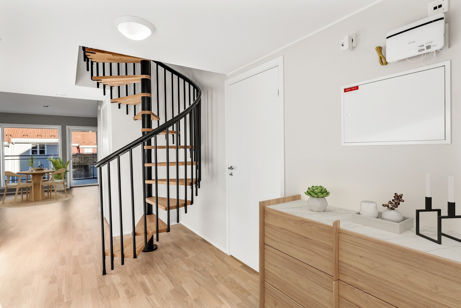 Elegant spiraltrapp som leder opp til loftetasjen (Digitalt innredet) Galleribilde