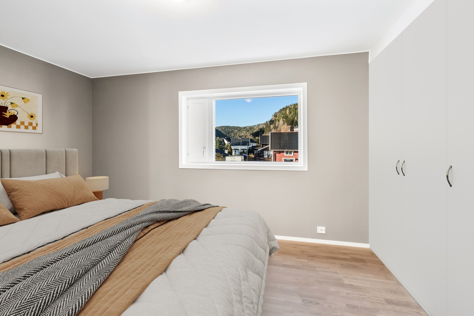 Hovedsoverom med god størrelse og praktisk garderobeløsning (Digitalt innredet) Galleribilde