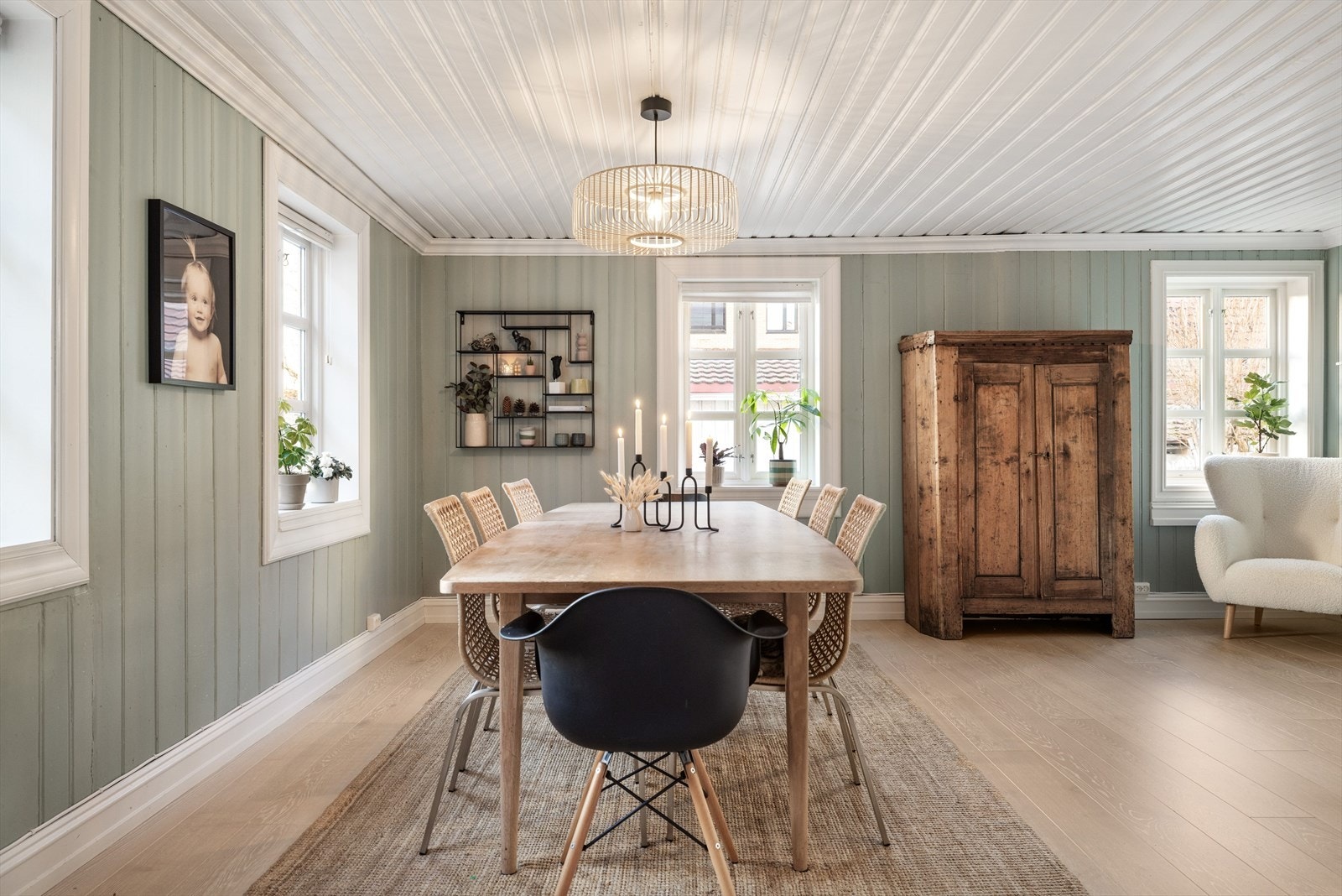 Rommet har rikelig med vinduer som gir godt lysinnslipp fra flere kanter. Galleribilde