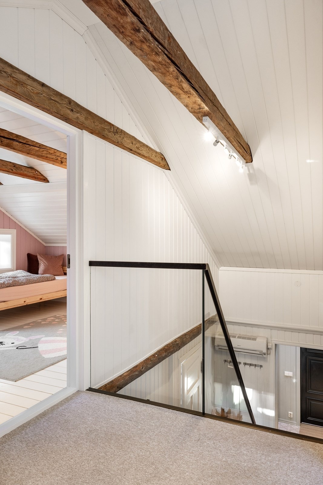 Trapp med glassrekkverk opp til loftetasjen. Galleribilde