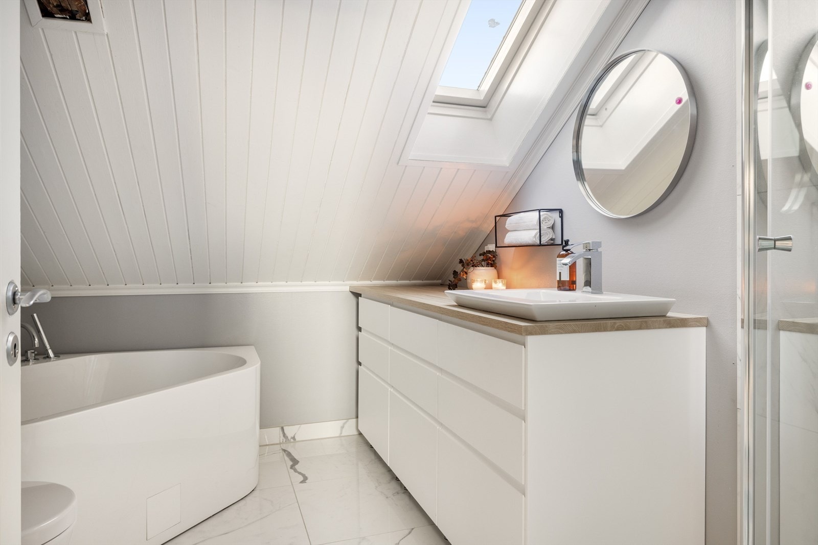 Badet ligger i loftetasjen med praktisk tilknytning til soverommene. Rommet er pusset opp i 2017. På gulvet er det fliser med varmekabler og veggene er malt. Galleribilde