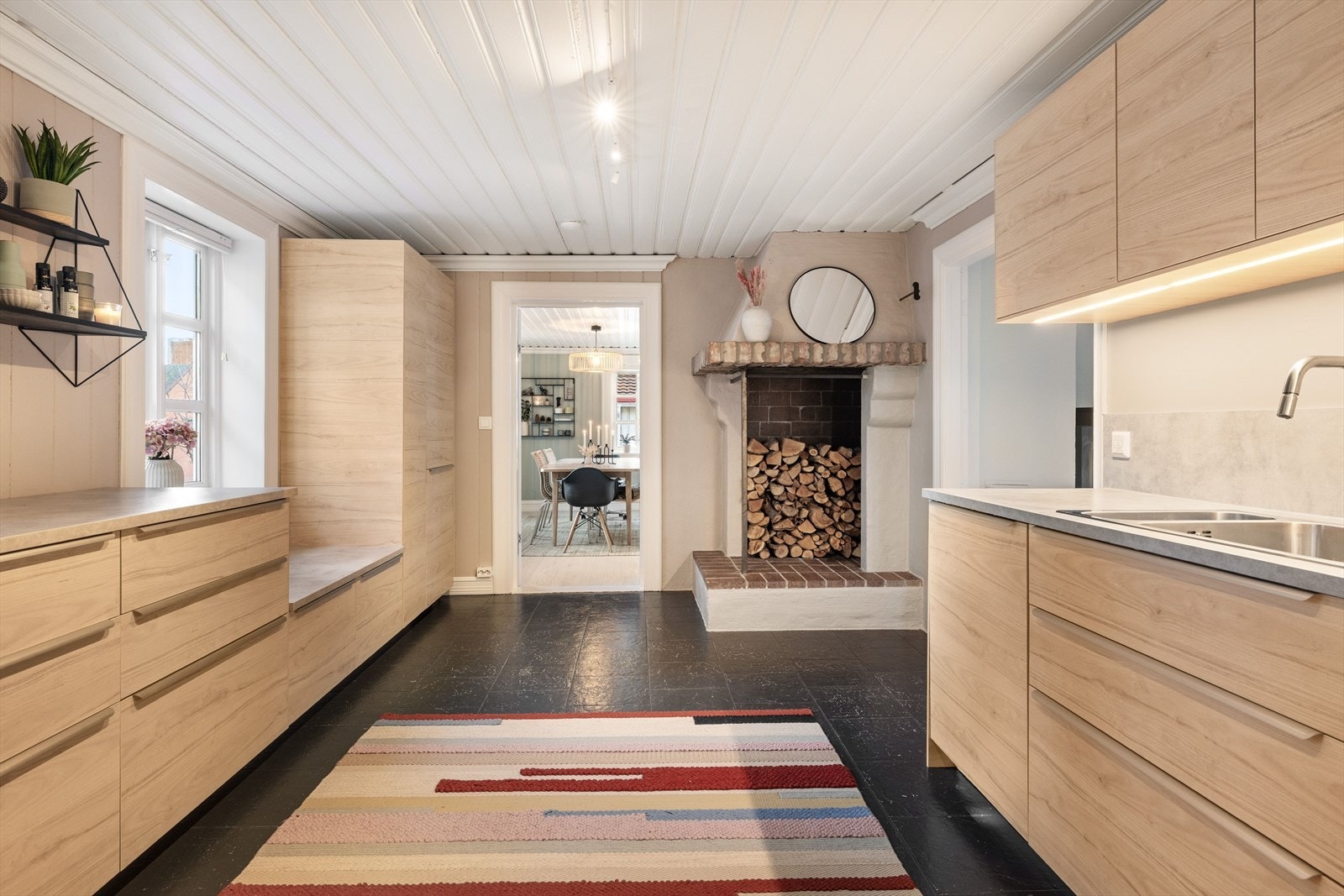 Innenfor spisestuen finner du kjøkkenet. Kjøkkenet er pusset opp i 2019 med innredning fra IKEA. Her har du også en åpen peis/grue. Galleribilde