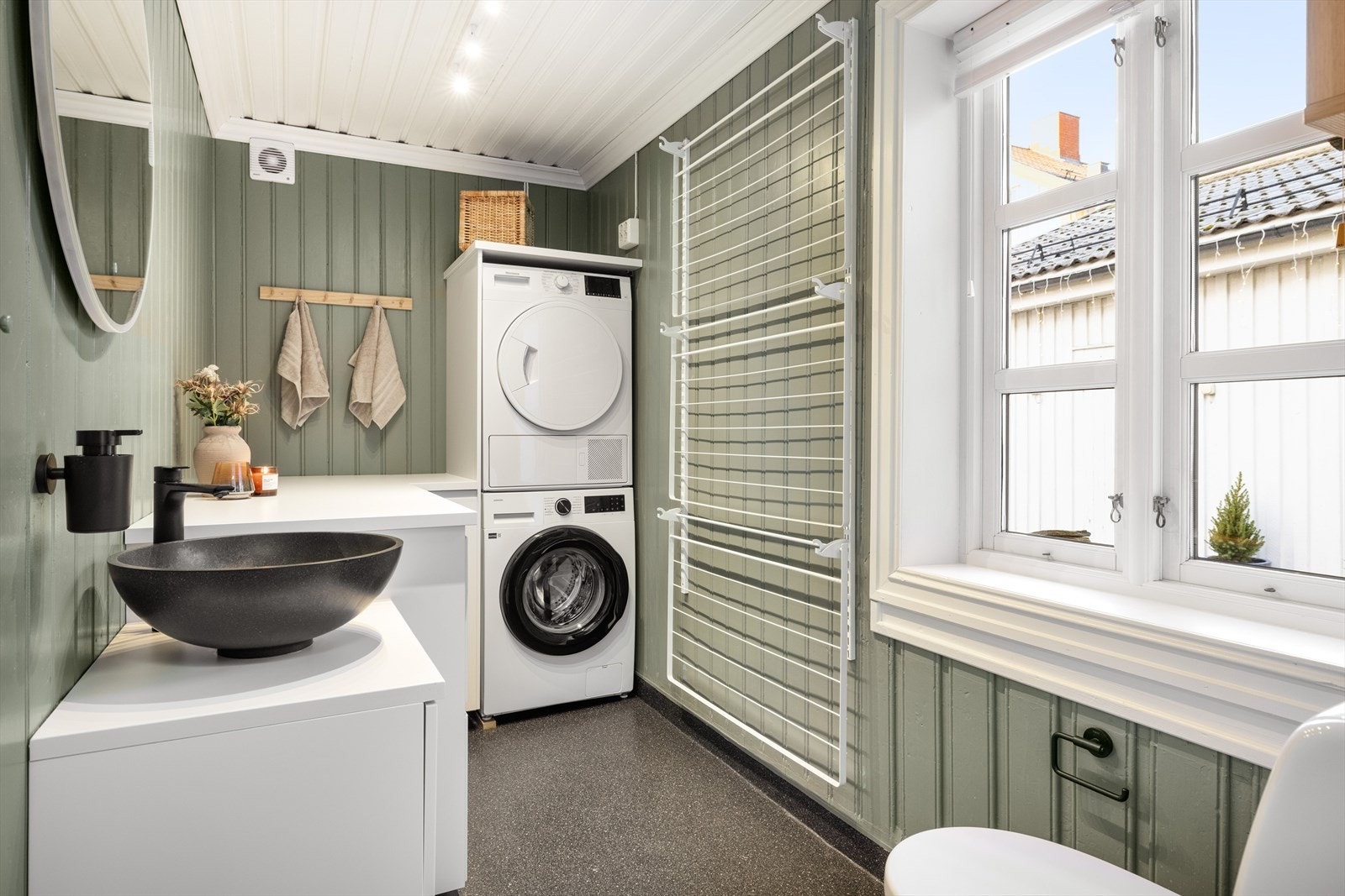 I 1. etasje er det et praktisk vaskerom kombinert med toalettrom. Rommet er utstyrt med opplegg for vaskemaskin og tørketrommel i søyle og har også øvrig innredning. Galleribilde