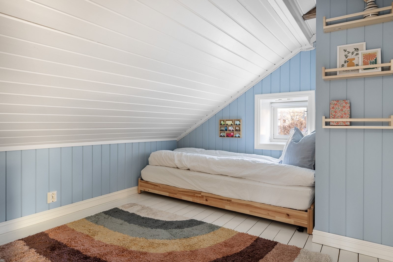 Rom i loftetasjen innredet og brukt som soverom. Rommet har ikke stort nok vindu til at det tilfredsstiller krav om lysinnslipp og rømningsvei. Galleribilde