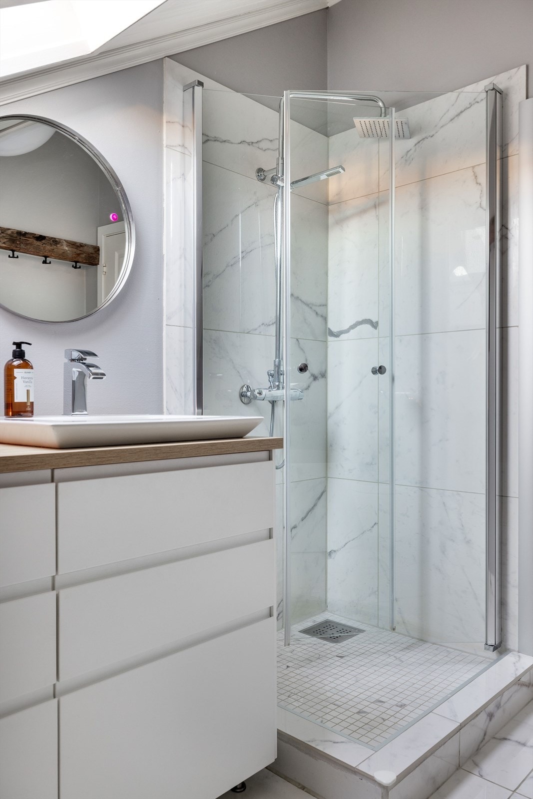 I tillegg har badet dusjnisje med innfellbare dusjdører og vegghengt dusjbatteri med regnfall. Galleribilde