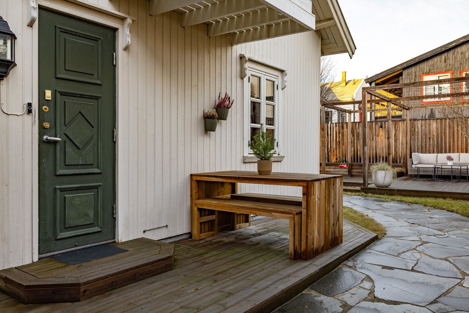 Terrasse ved inngangen til kjøkkenet. Her er det plass til utespisestue. Galleribilde