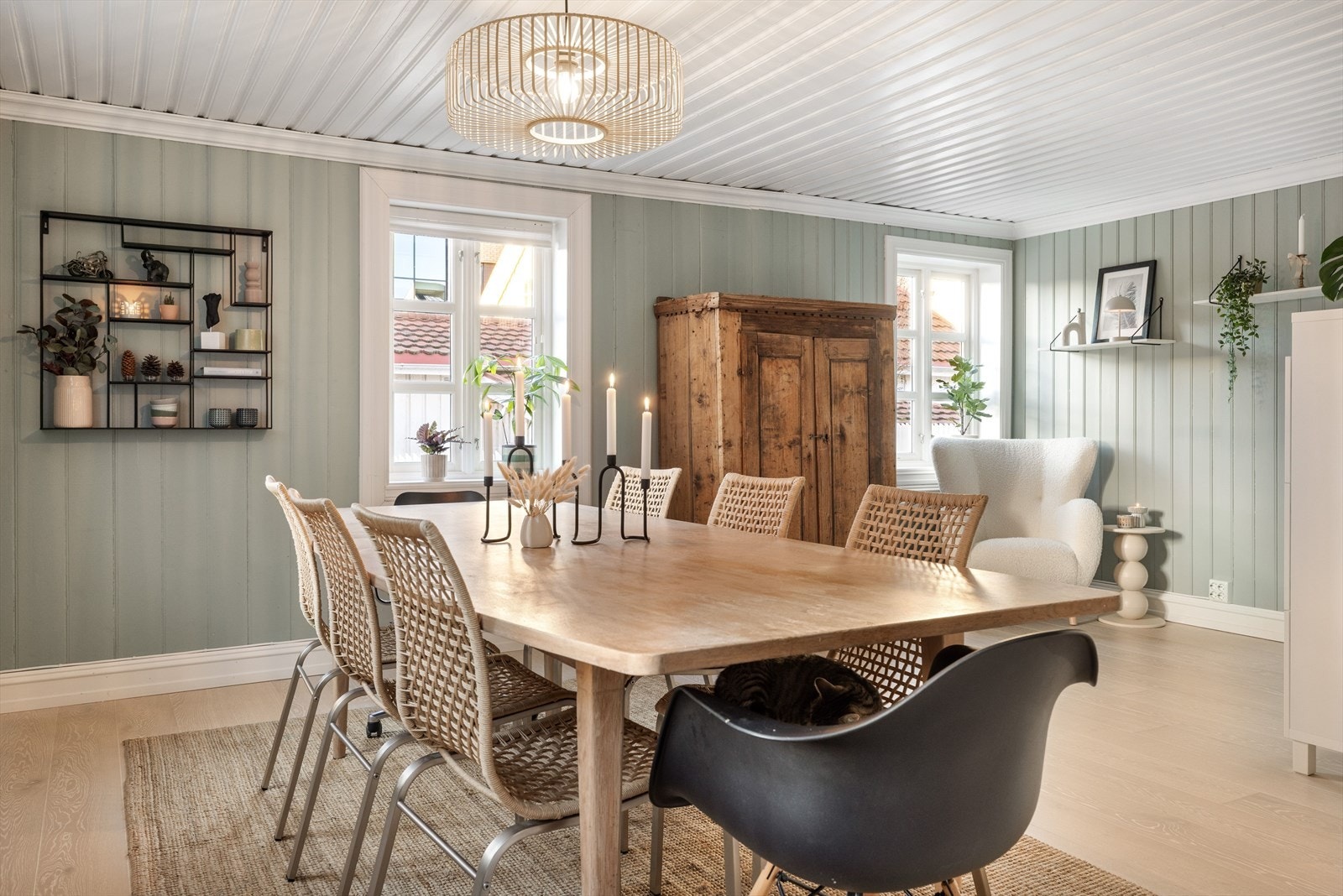 Det er god plass til et hyggelig spisebord i tillegg til andre ønskelige møbler. Galleribilde