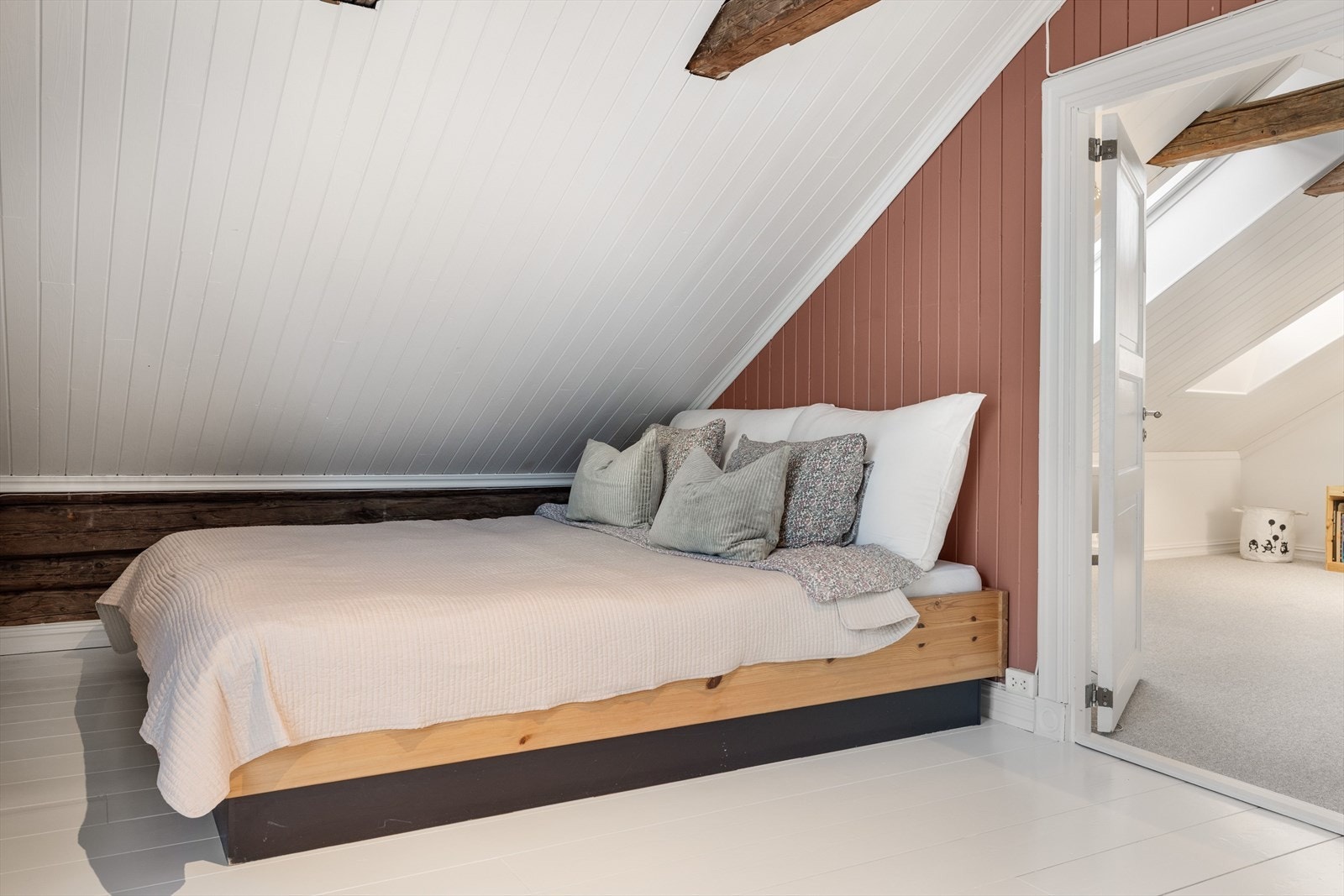 Det er plass til seng, i tillegg til at det er satt inn en praktisk skyvedørsgarderobe. Galleribilde