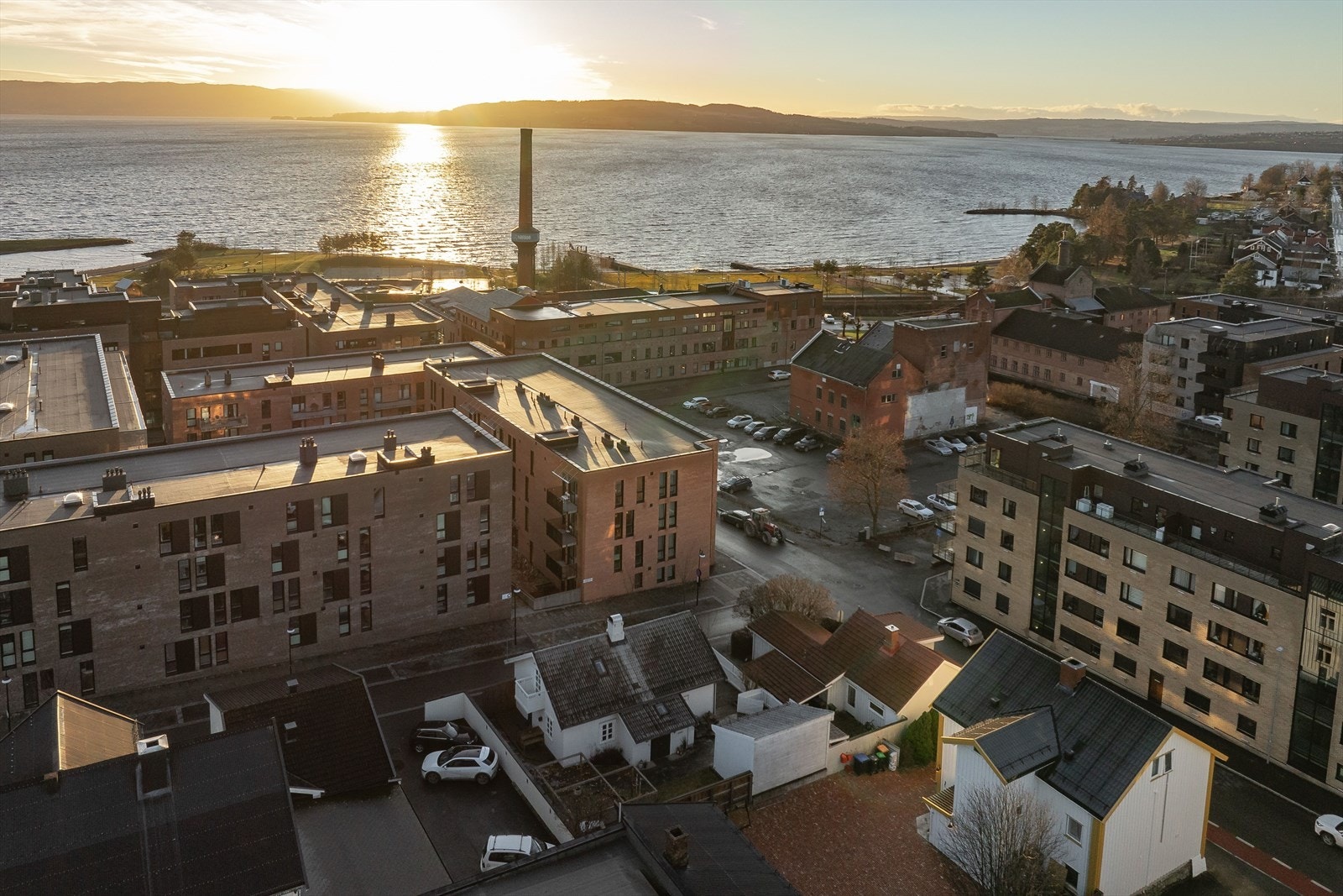 Det er meget kort vei ned til Mjøsa med flotte friområder. I tillegg ligger parken med lekeplass over parkeringshuset på Vestre torg like i nærheten. Galleribilde