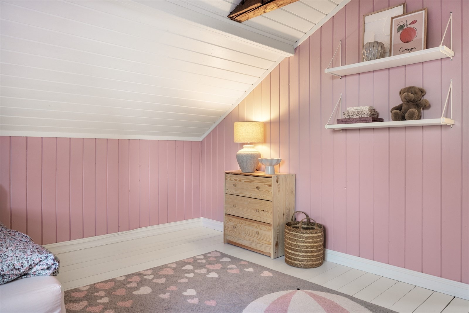 Det er god plass til seng, garderobeskap og annet for å skape et hyggelig miljø. Galleribilde