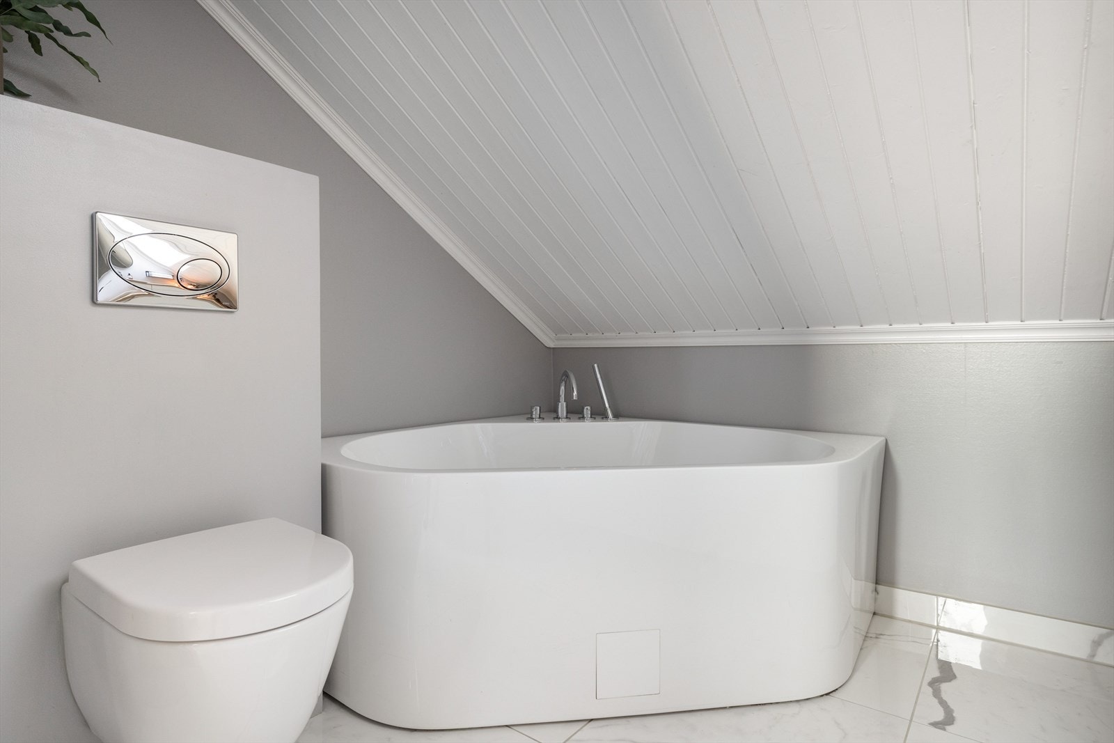 Rommet er utstyrt med veggmontert toalett og badekar. Galleribilde