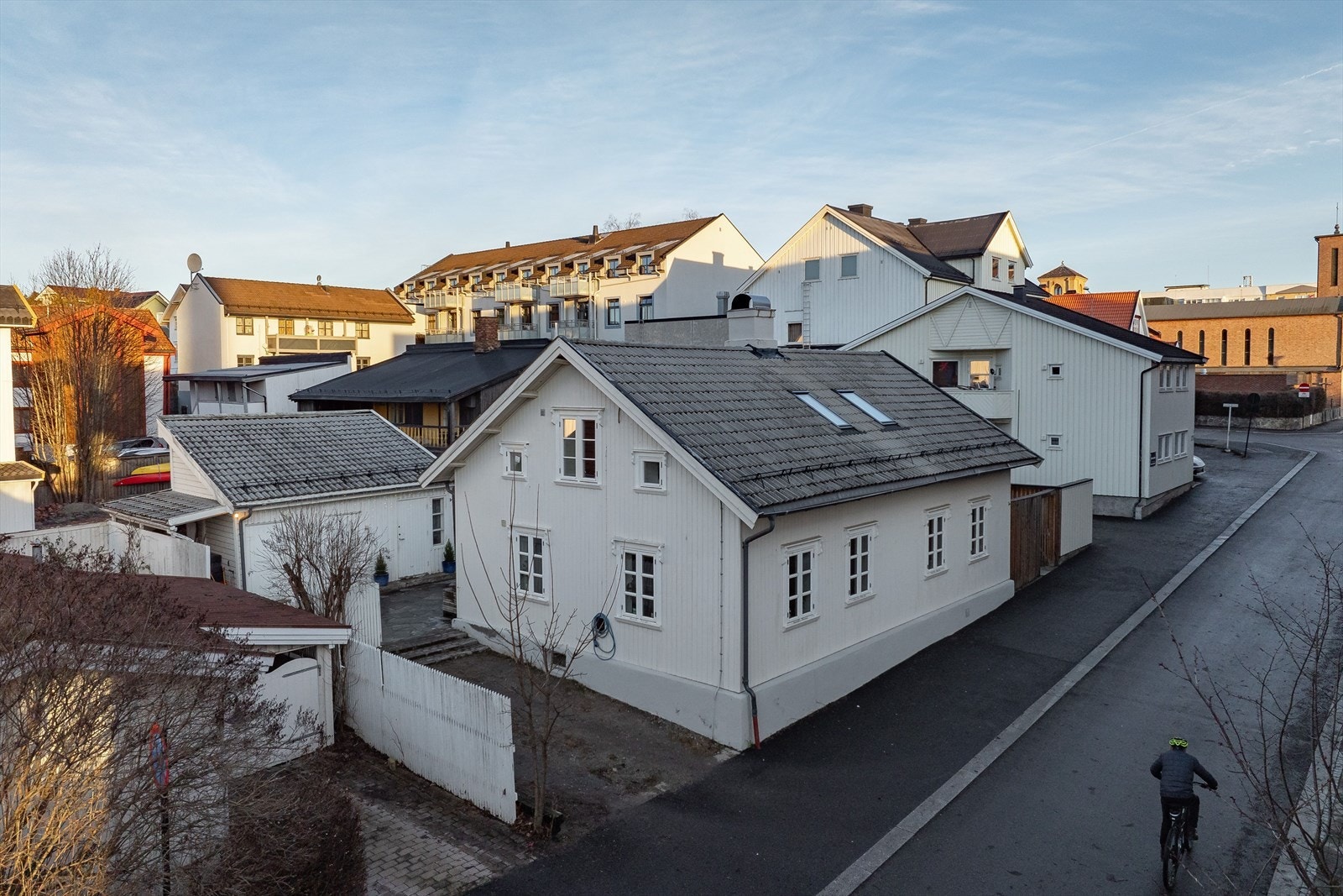 Eiendommen består av eneboligen og uthus med tre boder. Det er biloppstillingsplass utenfor hvor det er montert elbil-lader. Galleribilde