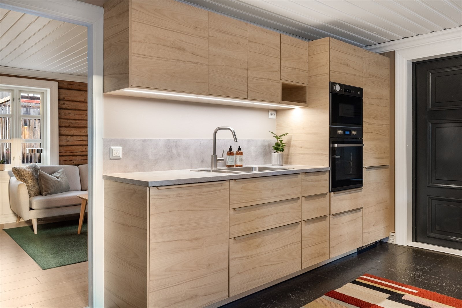 Kjøkkenet har integrerte hvitevarer som kjøleskap med fryser, oppvaskmaskin, platetopp, stekeovn og mikrobølgeovn. Hvitevarene medfølger i salget. Galleribilde