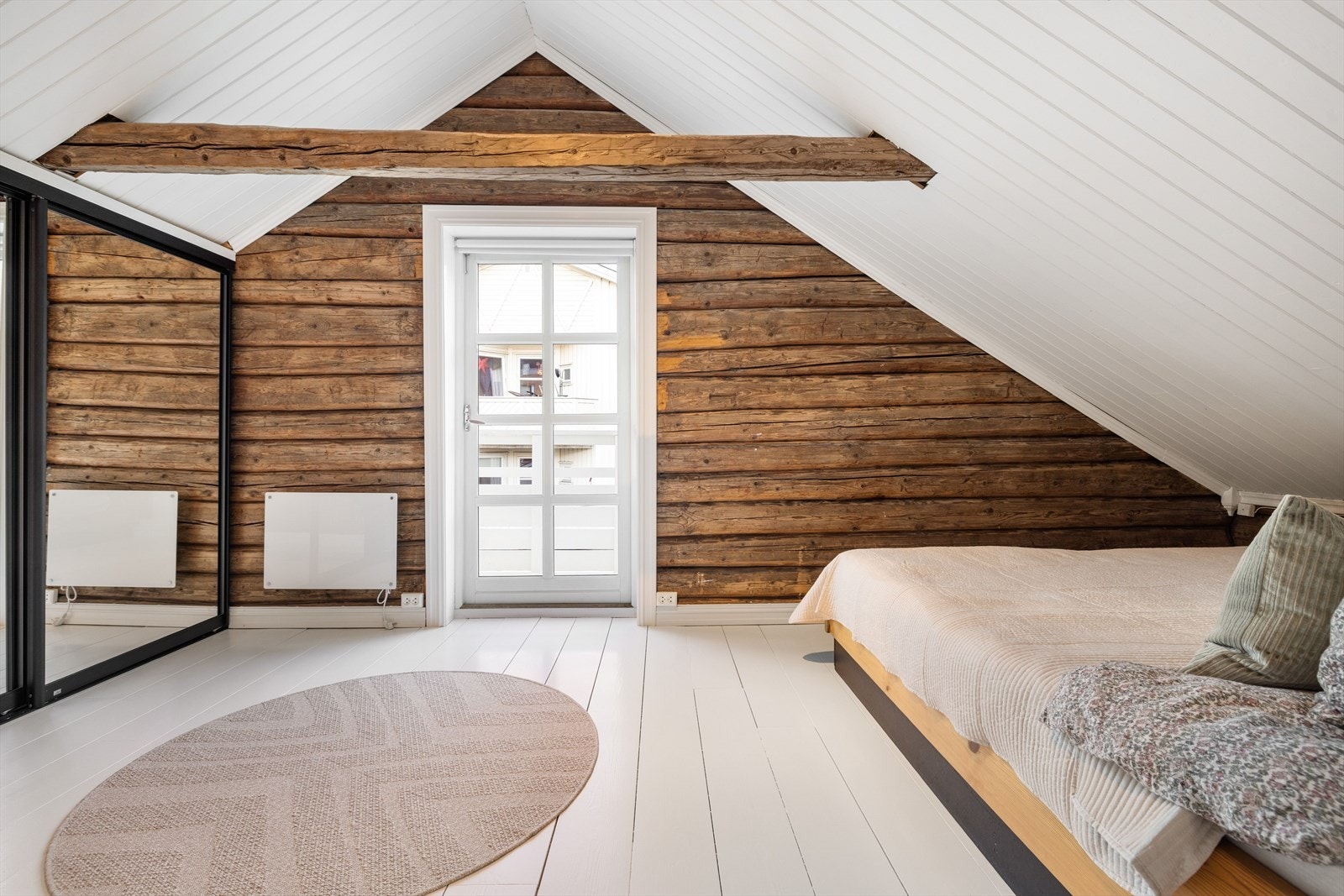 Dette er det største rommet, hvor også tømmeret er fremhevet. Det er utgang til balkong på ca. 2 m² som vender mot øst. Galleribilde