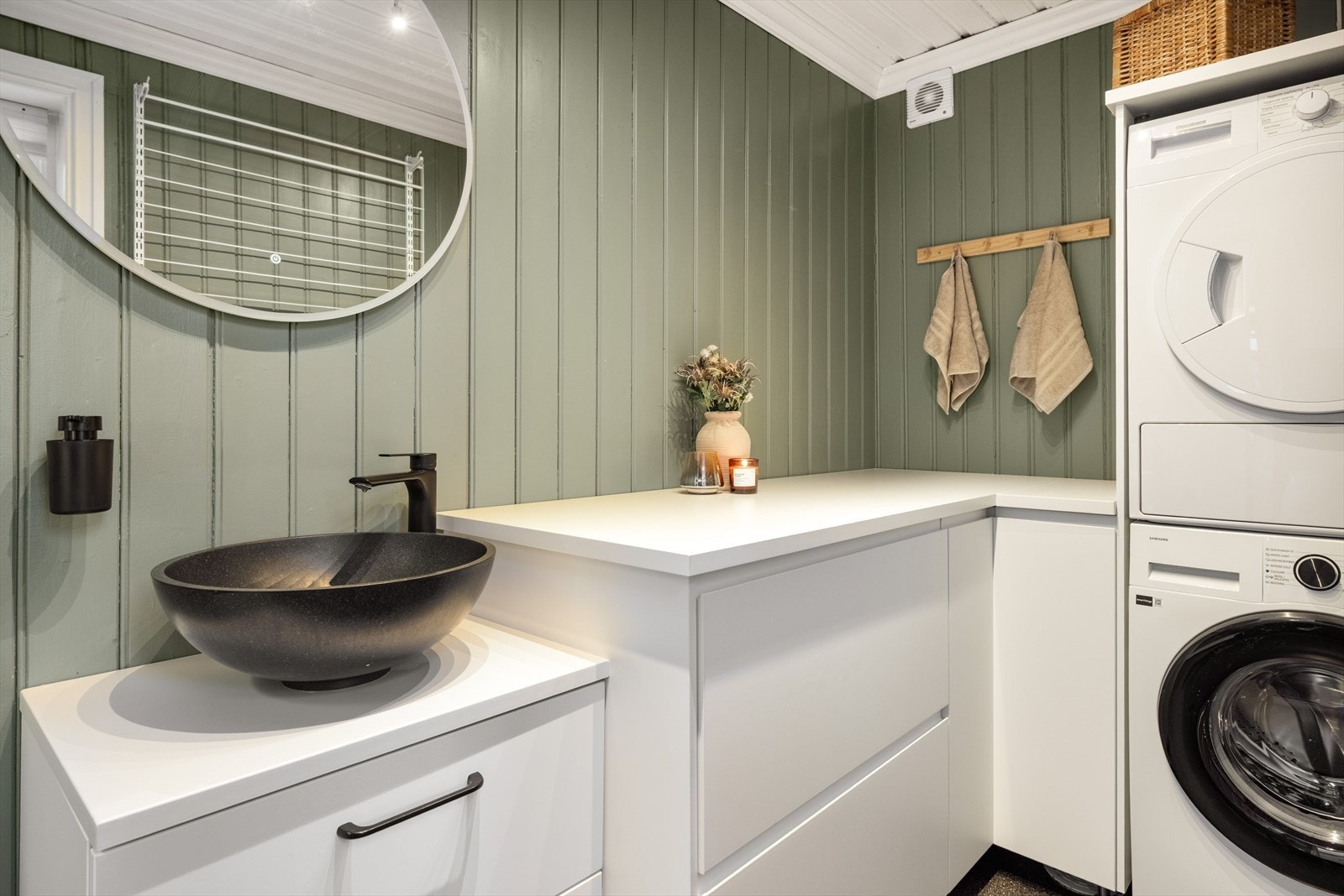 Servantskap med toppmontert servant med ett-greps blandebatteri. Badet har malt panel på veggene og belegg på gulvet. Galleribilde