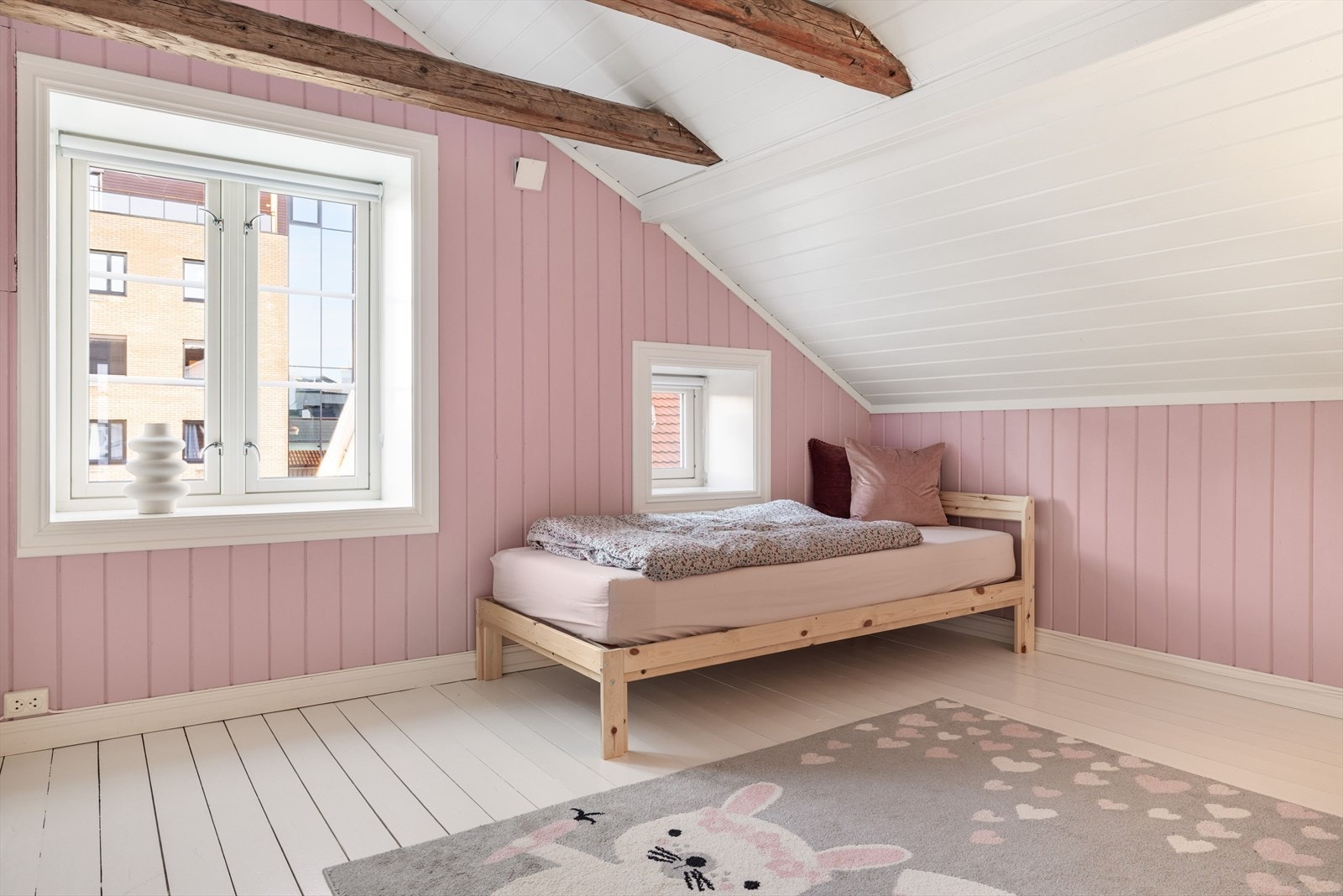 Soverom nummer to er også av god størrelse. Her er det malt panel på veggene og malt tregulv. Galleribilde