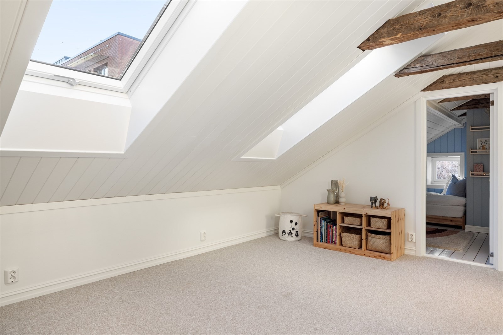 Det er plass til skrivebord, sofa eller andre ønskelige møbler. Galleribilde