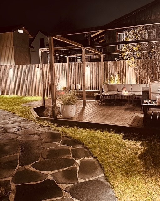 Selgers eget kveldsbilde viser at bakgården er godt opplyst noe som skaper et hyggelig utemiljø. Galleribilde