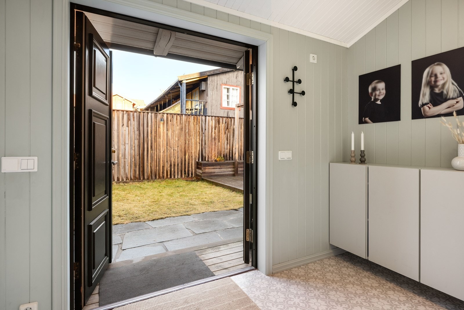 De doble fløydørene tar deg fra bakgården og hagen inn i entréen. Galleribilde