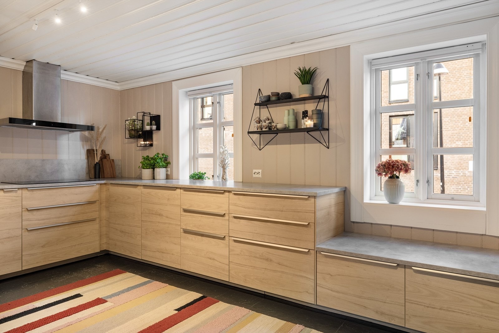 Det består av rikelig med skap- og benkeplass med glatte fronter og laminerte benkeplater. Kjøkkenet vender ut mot gaten så her kan du få med deg bylivet mens du kokkelerer. Galleribilde