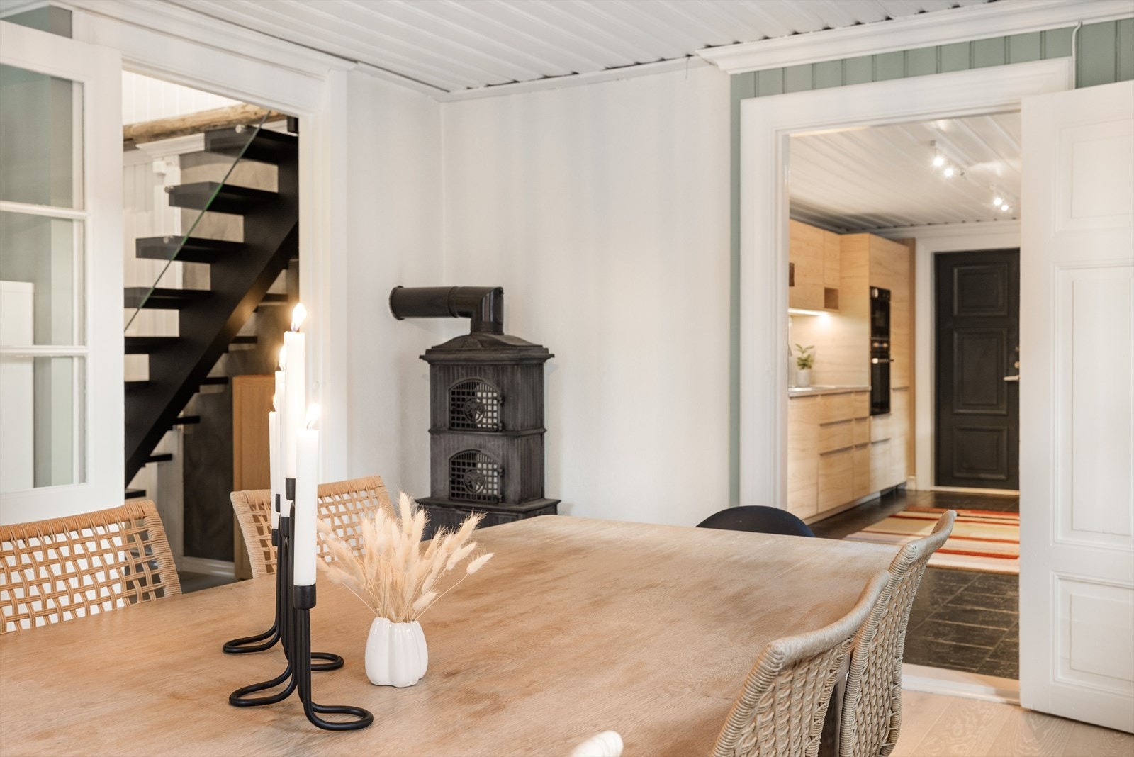 Boligens første etasje er delt av med to stue og kjøkken. Galleribilde