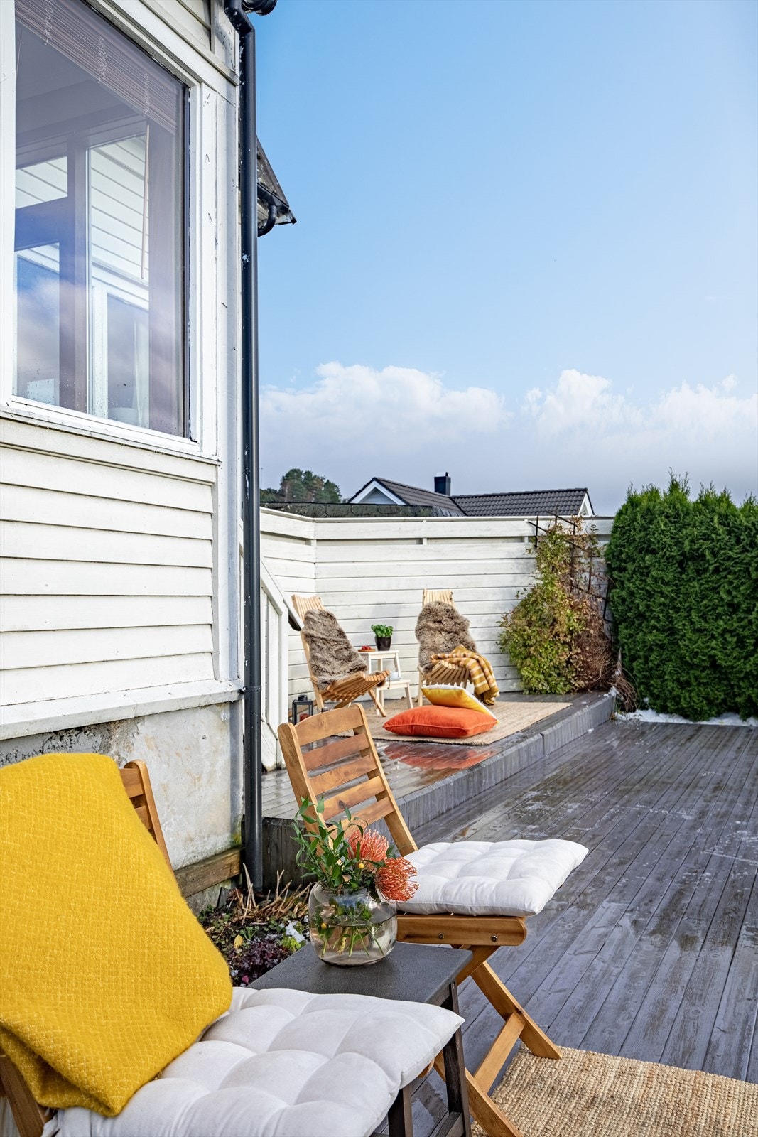 Trivelig, skjermet terrasse med direkte tilkomst fra stua Galleribilde