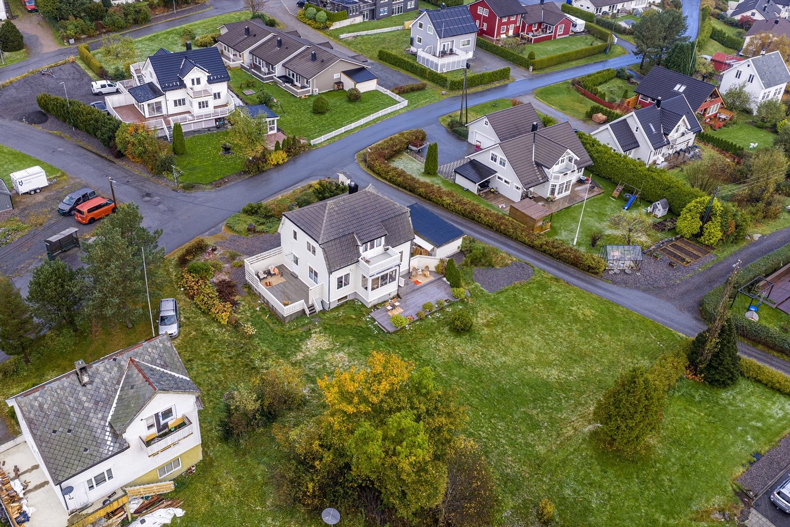 Boligen ble bygget som disponent-/direktørbolig for Hjørungavåg verft i 1918 | boligen går over 3 etasjer og har et samlet BRA-i på 219 m² Galleribilde