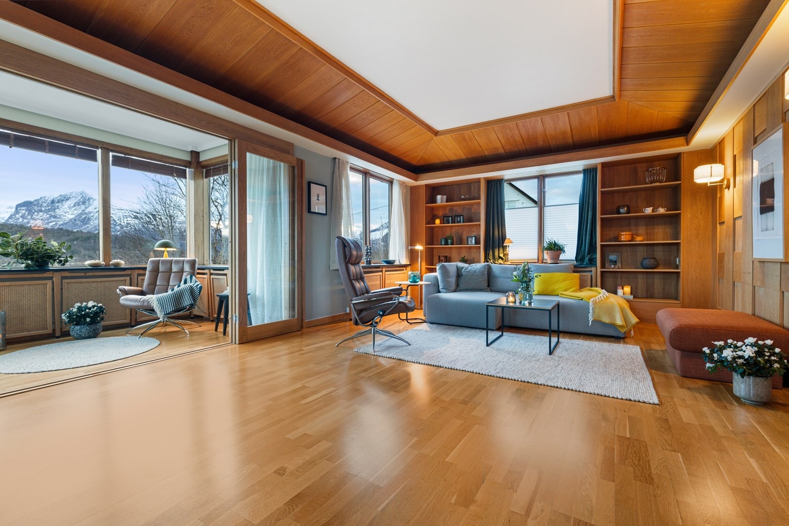 Lys og luftig stue med god takhøyde og store vindusflater som gir mye naturlig lys inn i rommet Galleribilde