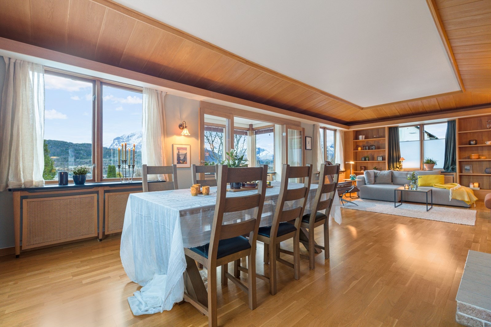 Lys og luftig stue med god takhøyde | stua har god plass til både en stor spisegruppe og sittegruppe Galleribilde