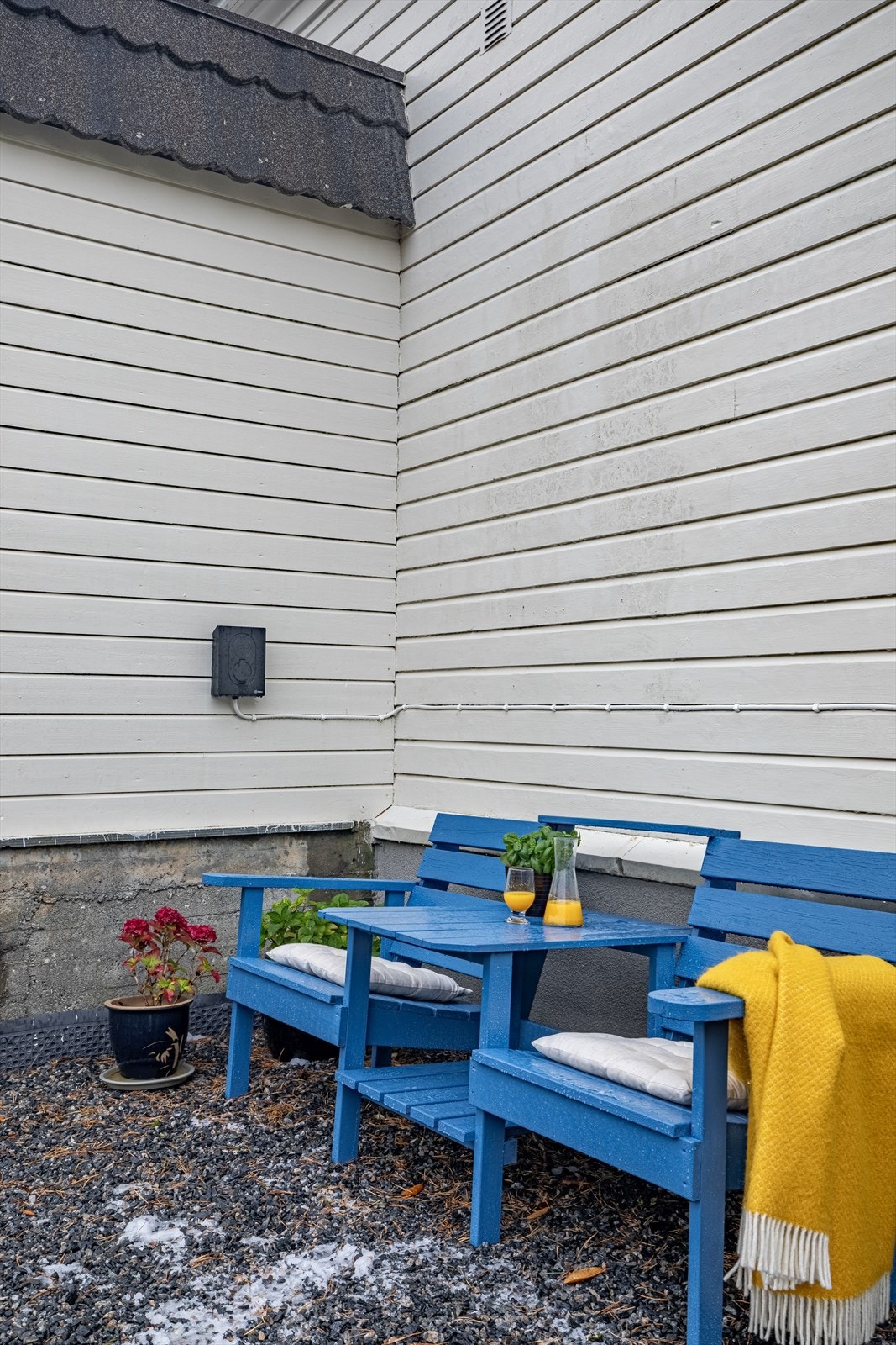 Ladeboks for el-bil er montert ved inngangsparti på baksiden av boligen Galleribilde