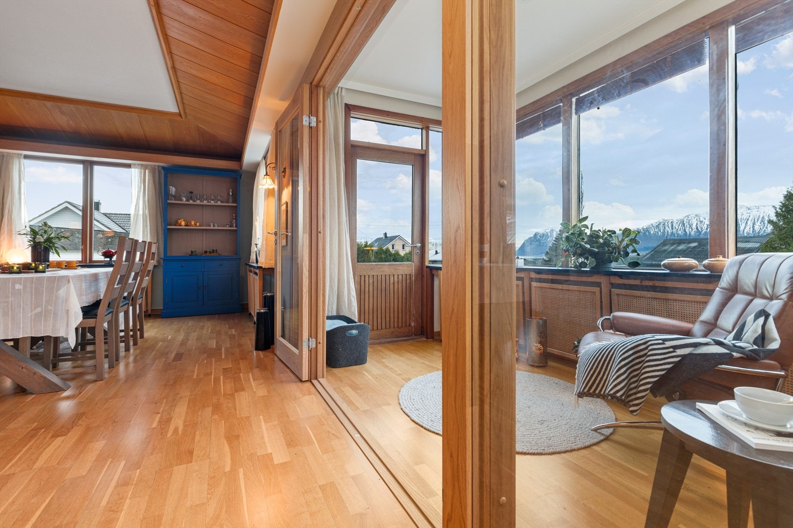 Lys og luftig stue med god takhøyde og store vindusflater som gir mye naturlig lys inn i rommet Galleribilde