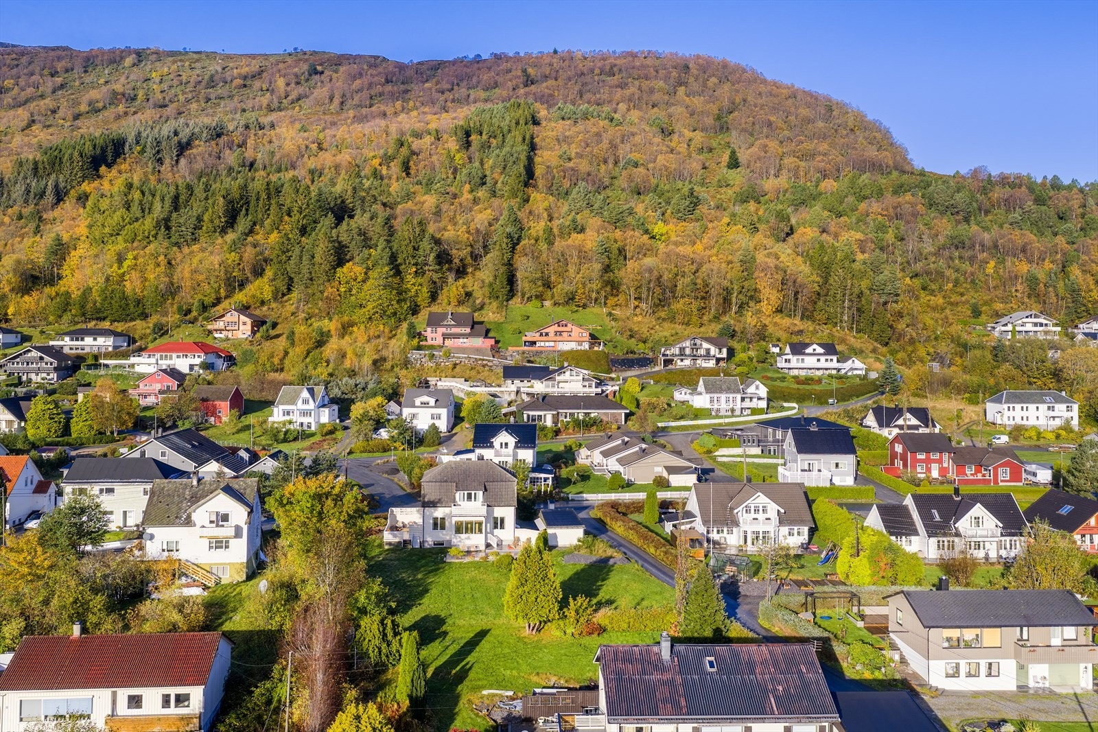 En sjarmerende enebolig med byggeår 1918, fint beliggende langs Bautevegen i Hjørungavåg Galleribilde