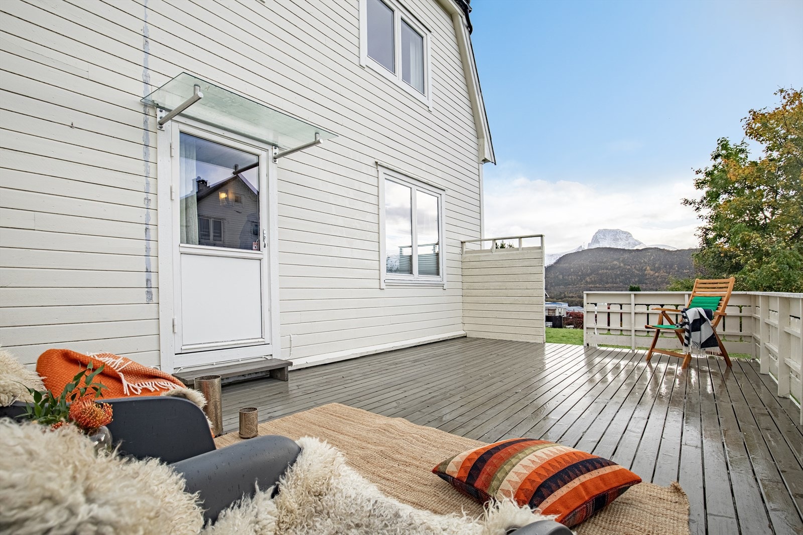 Skjermet veranda ved boligens hovedetasje på 28 m² med tilkomst fra gang i hovedetasjen Galleribilde