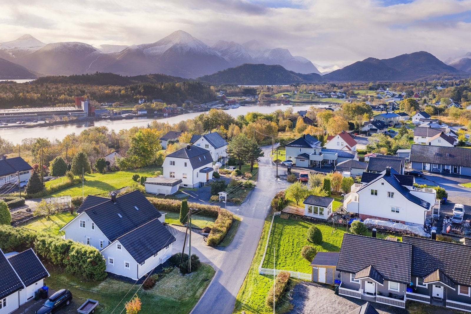 Boligen er fint beliggende på stor, sydøstvendt tomt langs Bautevegen Galleribilde