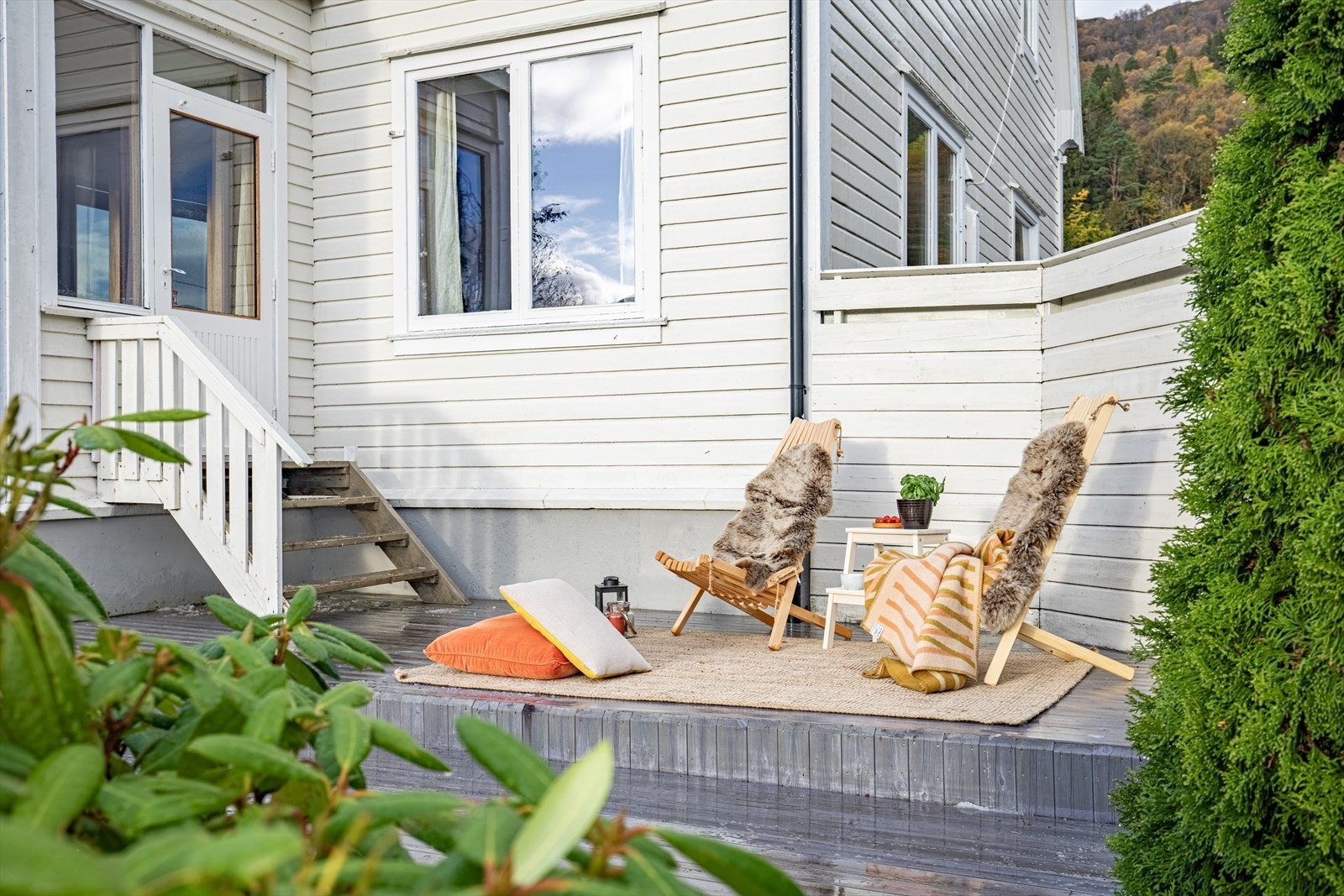 Trivelig, skjermet terrasse med direkte tilkomst fra stua Galleribilde