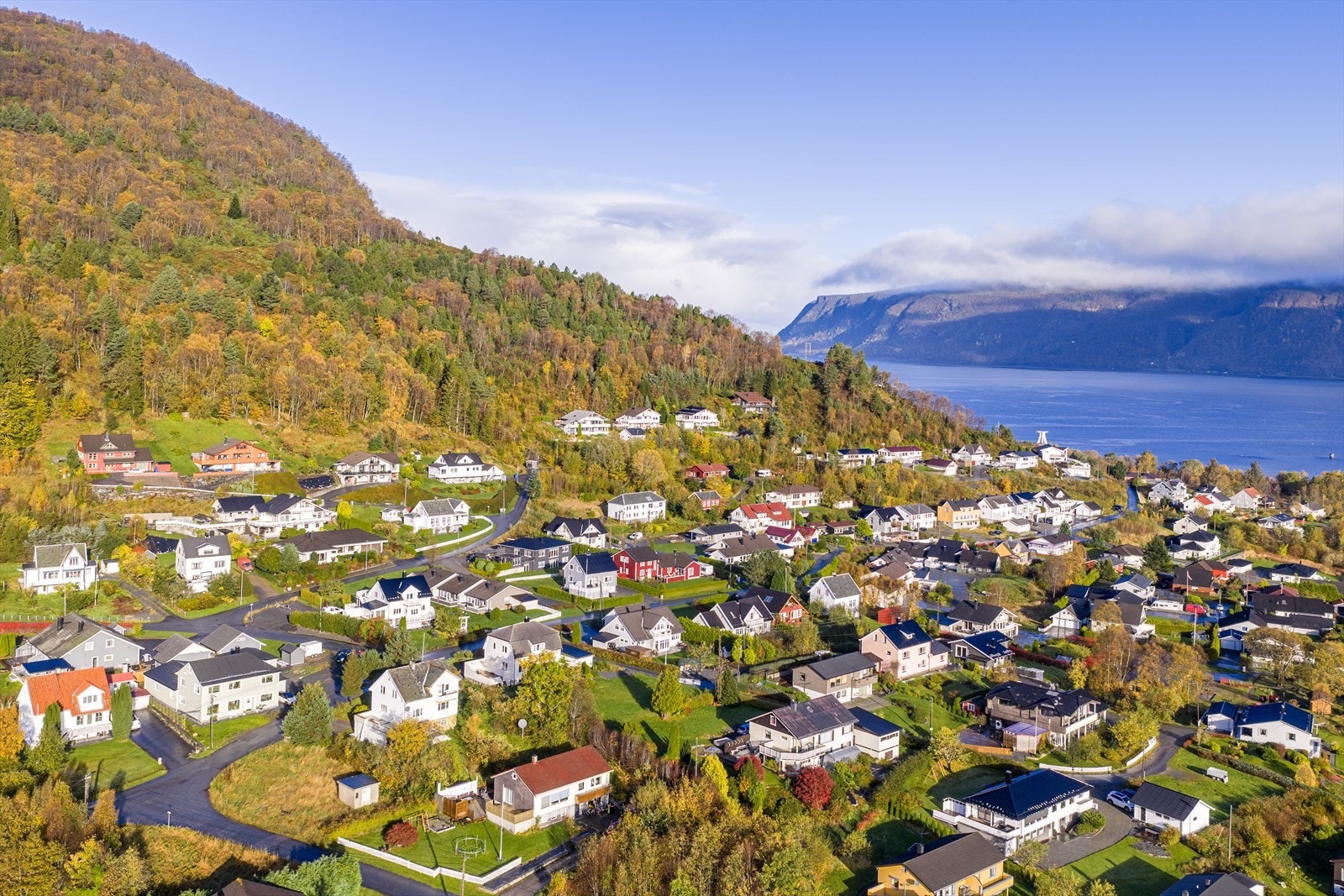 Eiendommen ligger langs Bautevegen i Hjørungavåg, et etablert, rolig og barnevennlig område bestående av boliger fra ulike tidsepoker Galleribilde