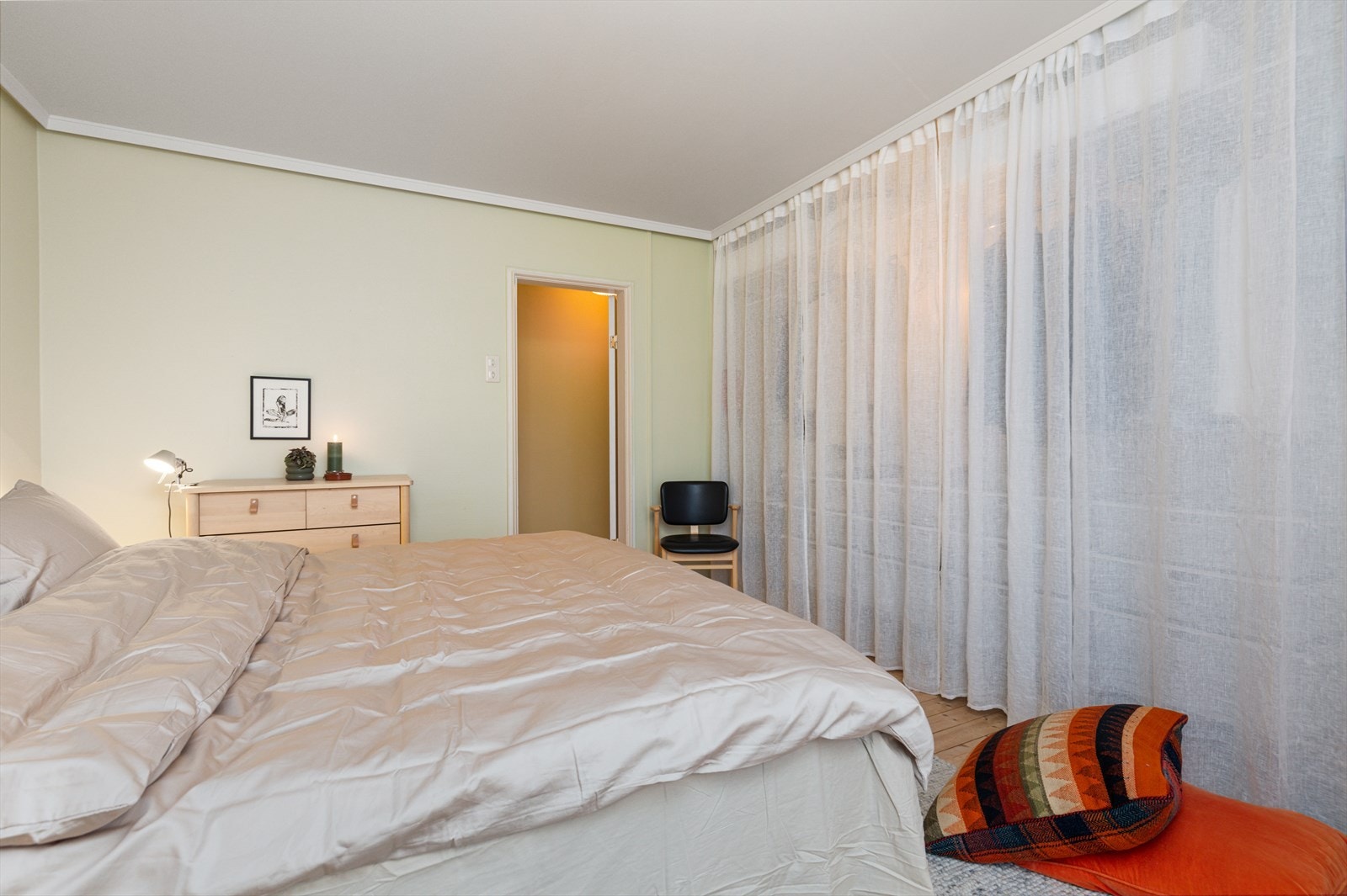 Romslig hovedsoverom på loft | her er det utgang til loftaltan på 7 m² Galleribilde