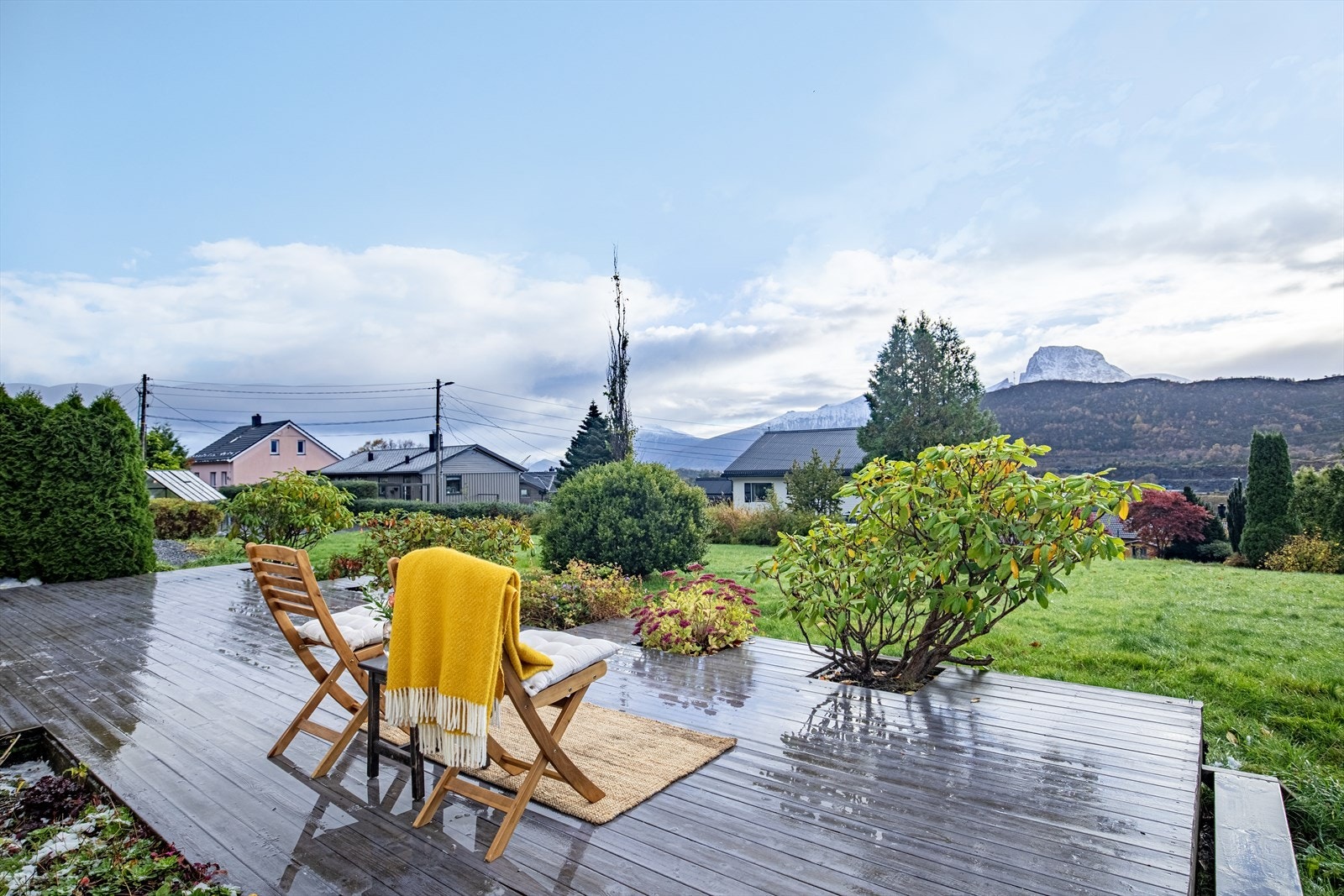 Eiendommen heter "Solhaug" og har fin utsikt og gode solforhold Galleribilde