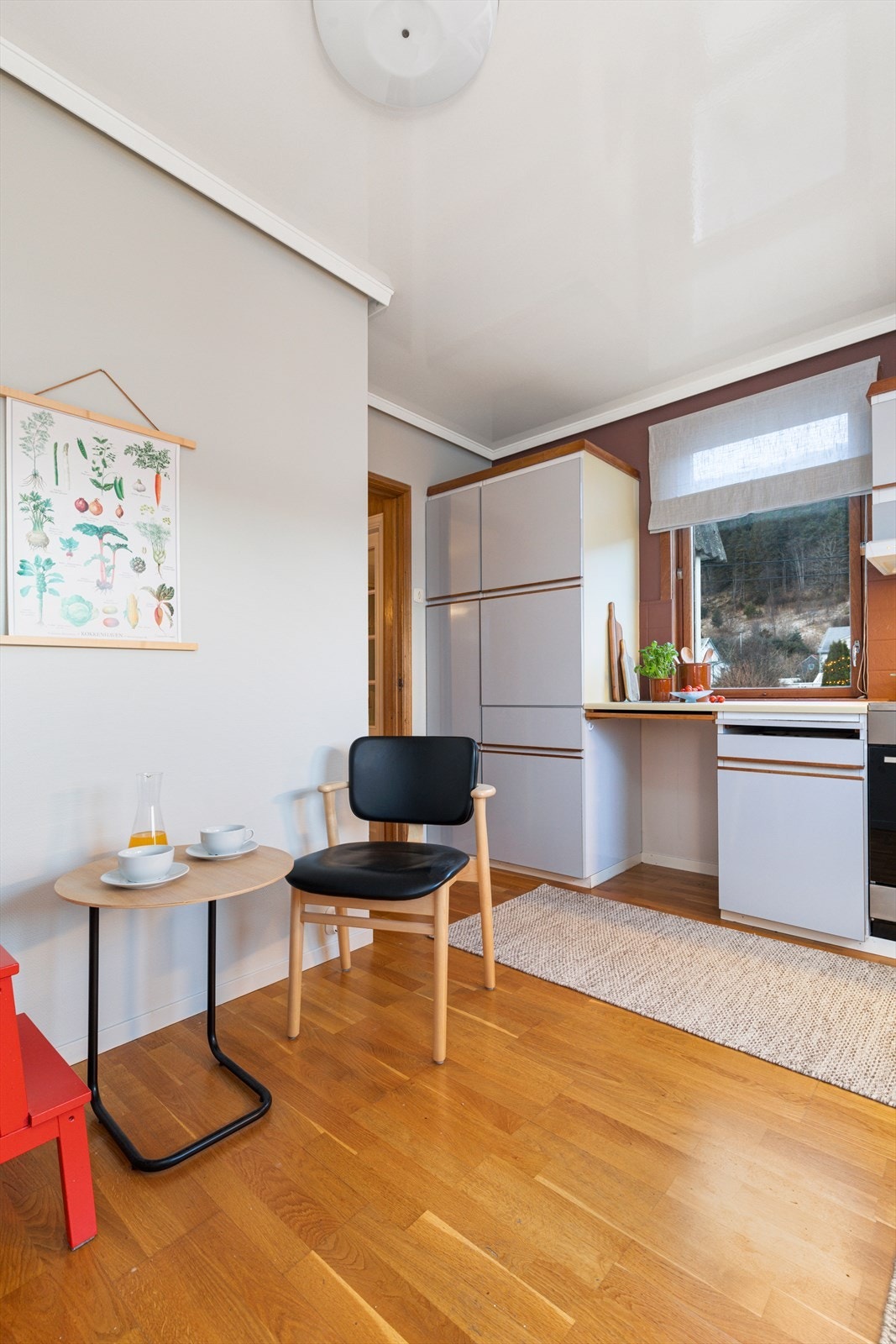 Kjøkken har kjøkkeninnredning med malte glatte skapfronter og benkeplater av laminat med nedfelt vask | innredningen har kjøkkenventilator med mekanisk avtrekk og utsparing for komfyr, oppvaskmaskin og vaskemaskin Galleribilde