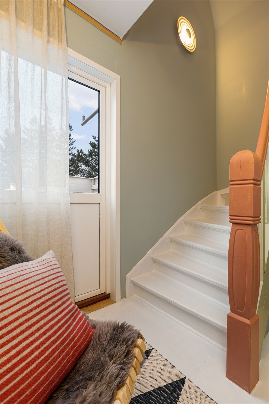 Gang og trapperom i hovedetasjen | her er det utgang til veranda langs sydvestveggen av boligen Galleribilde