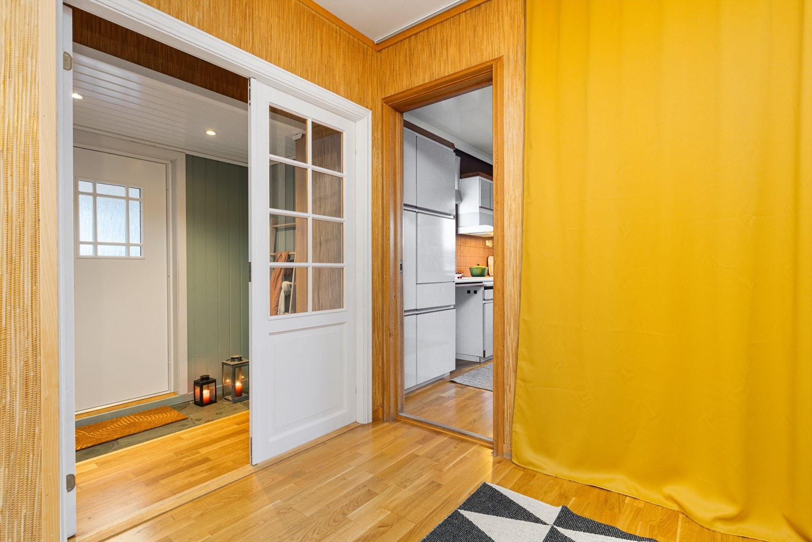 Gang mot entré og kjøkken Galleribilde