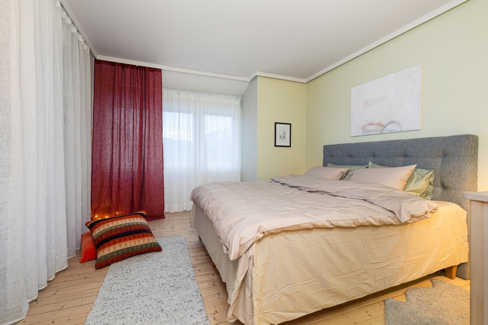 Romslig hovedsoverom på loft | her er det utgang til loftaltan på 7 m² Galleribilde