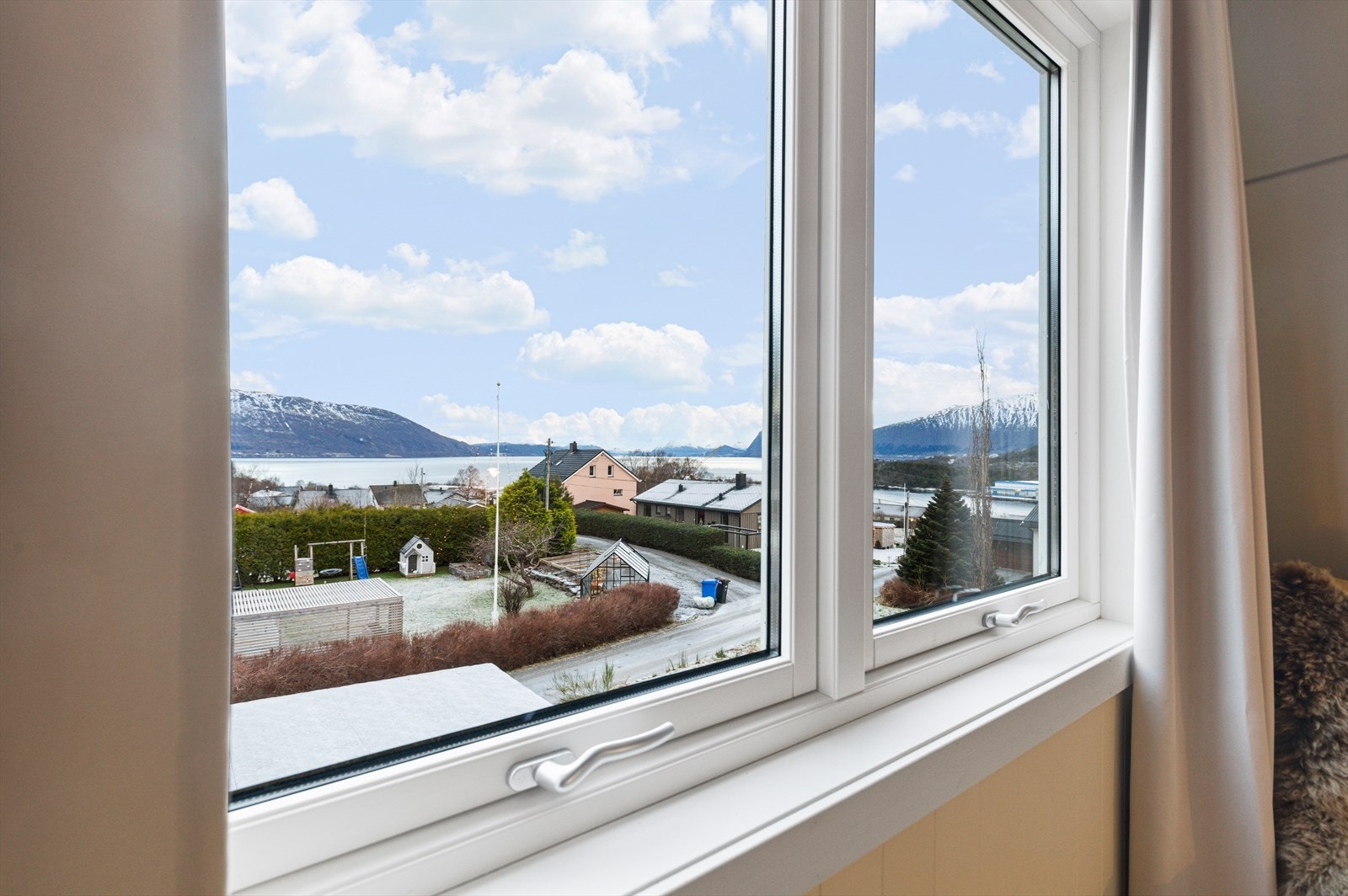 Fra soverommet har du flott utsikt både mot Sulafjorden, Vartdalsfjorden og inn Storfjorden Galleribilde