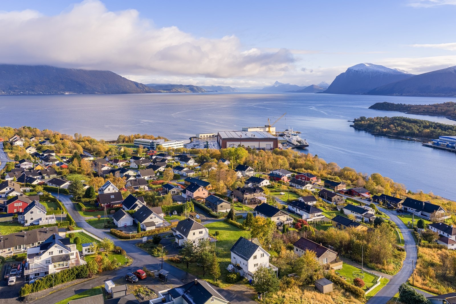 Eiendommen ligger langs Bautevegen i Hjørungavåg, et etablert, rolig og barnevennlig område bestående av boliger fra ulike tidsepoker Galleribilde