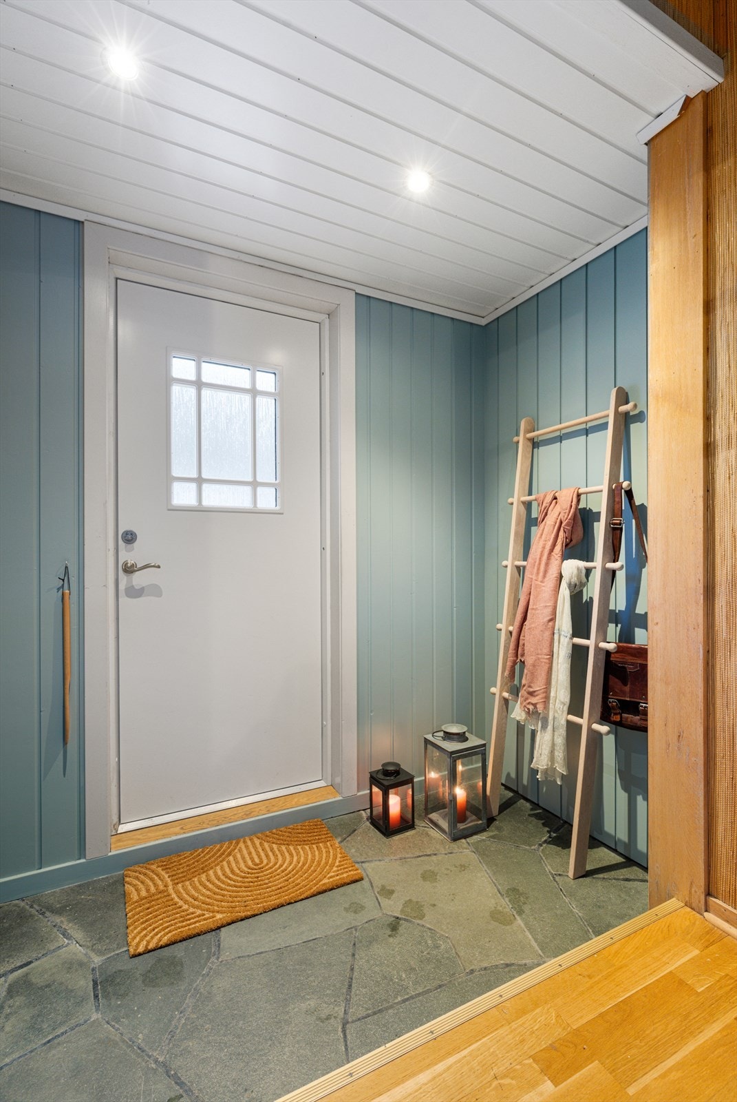 Gang mot entré Galleribilde