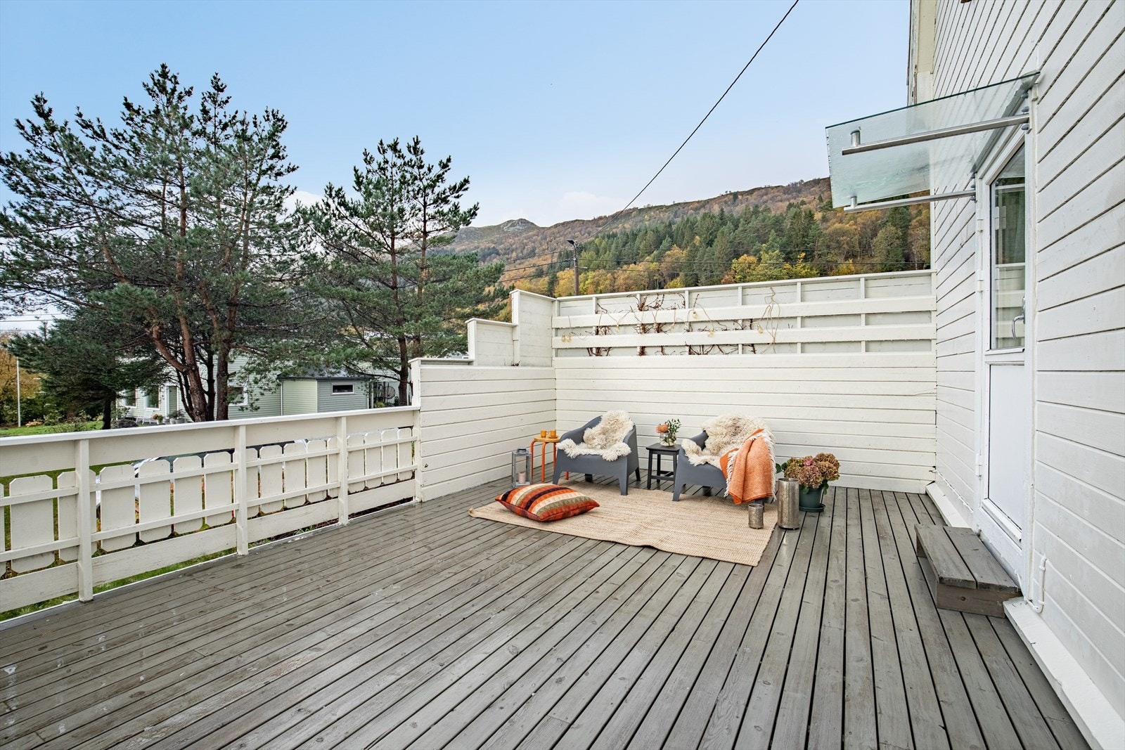 Skjermet veranda ved boligens hovedetasje på 28 m² med tilkomst fra gang i hovedetasjen Galleribilde