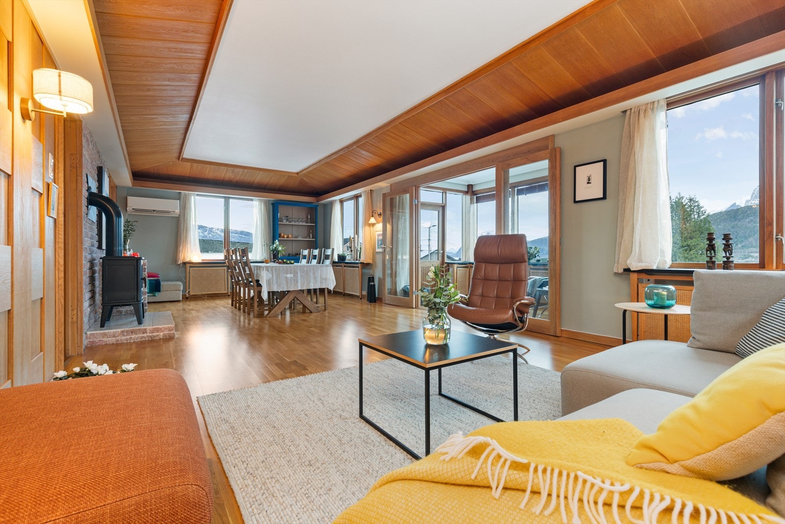 Lys og luftig stue med god takhøyde | vedovn og varmepumpe er montert i stua Galleribilde