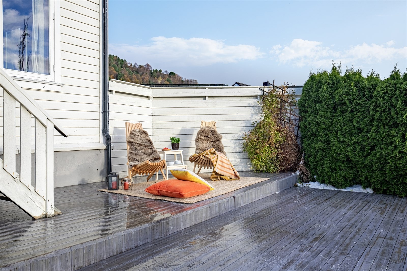 Trivelig, skjermet terrasse med direkte tilkomst fra stua Galleribilde