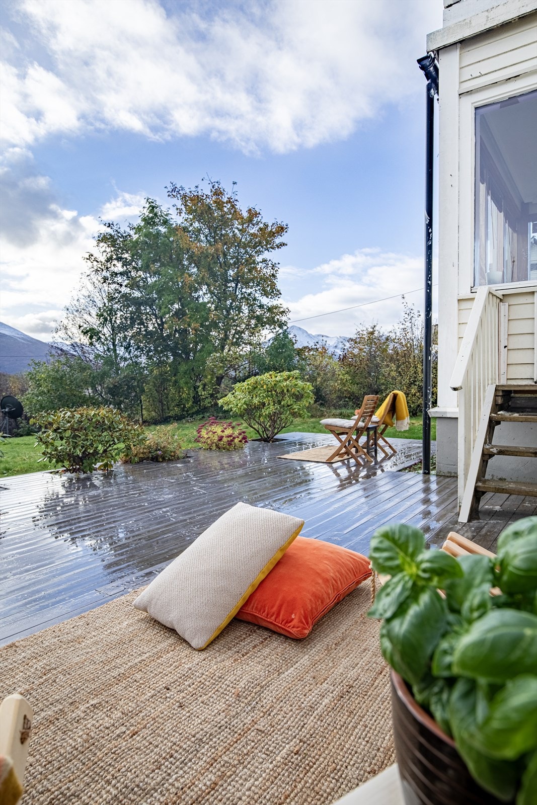 Eiendommen byr på et trivelig uteområde med terrasser på ulike nivåer Galleribilde