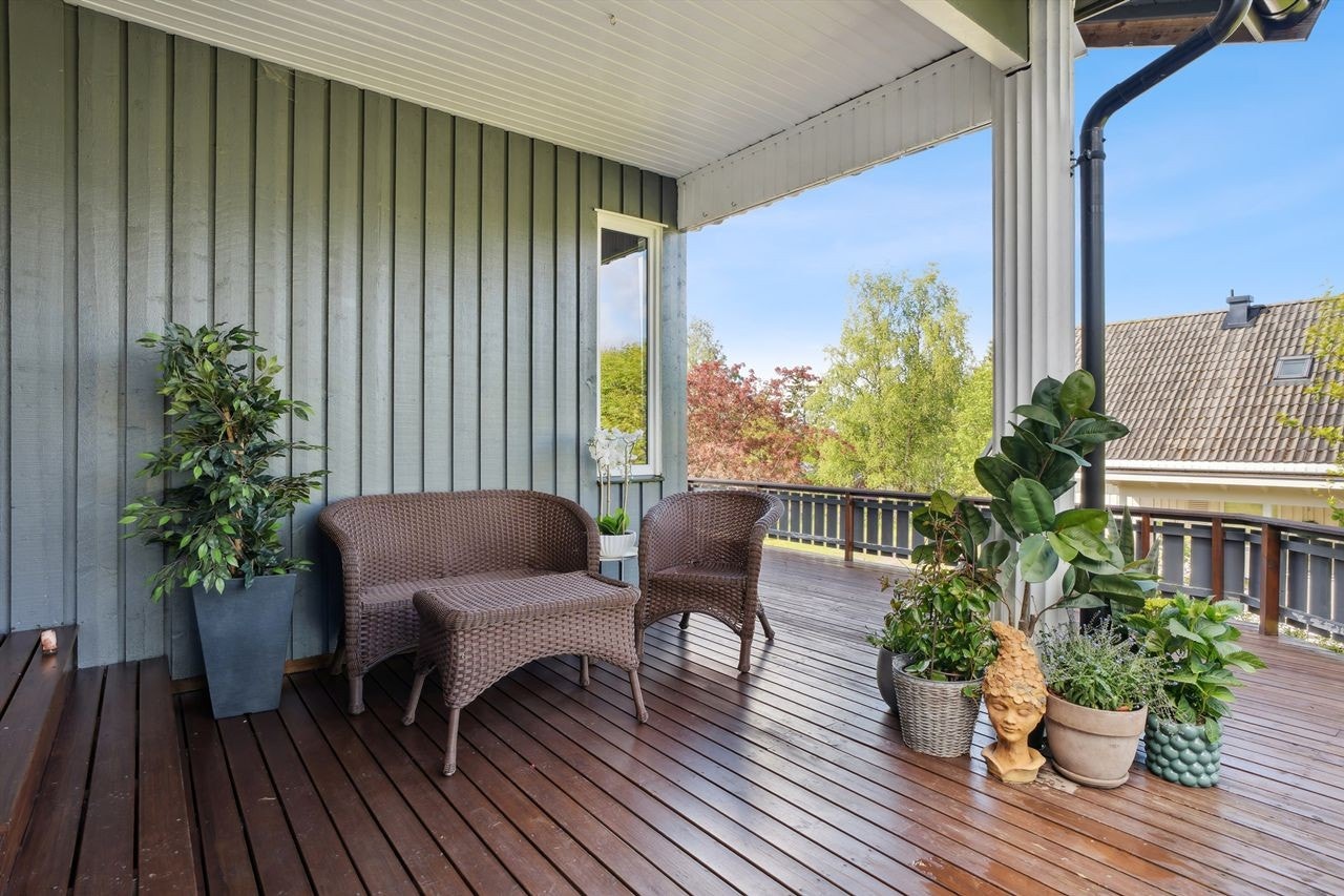 Deler av terrassen er overbygd, lunt og koselig Galleribilde